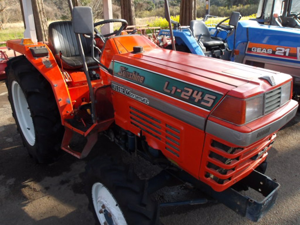 Kubota L1-245D