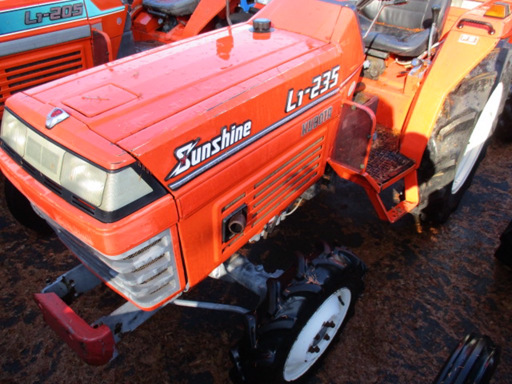 Kubota L1-235D